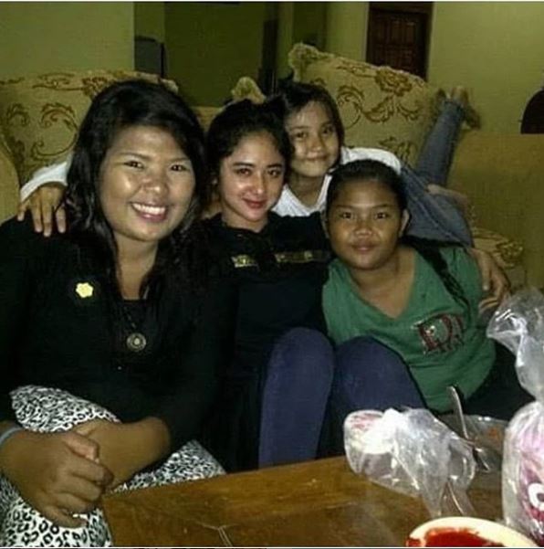 Beredar foto lawas keluarga Dewi Perssik, wajah Meldi jadi sorotan