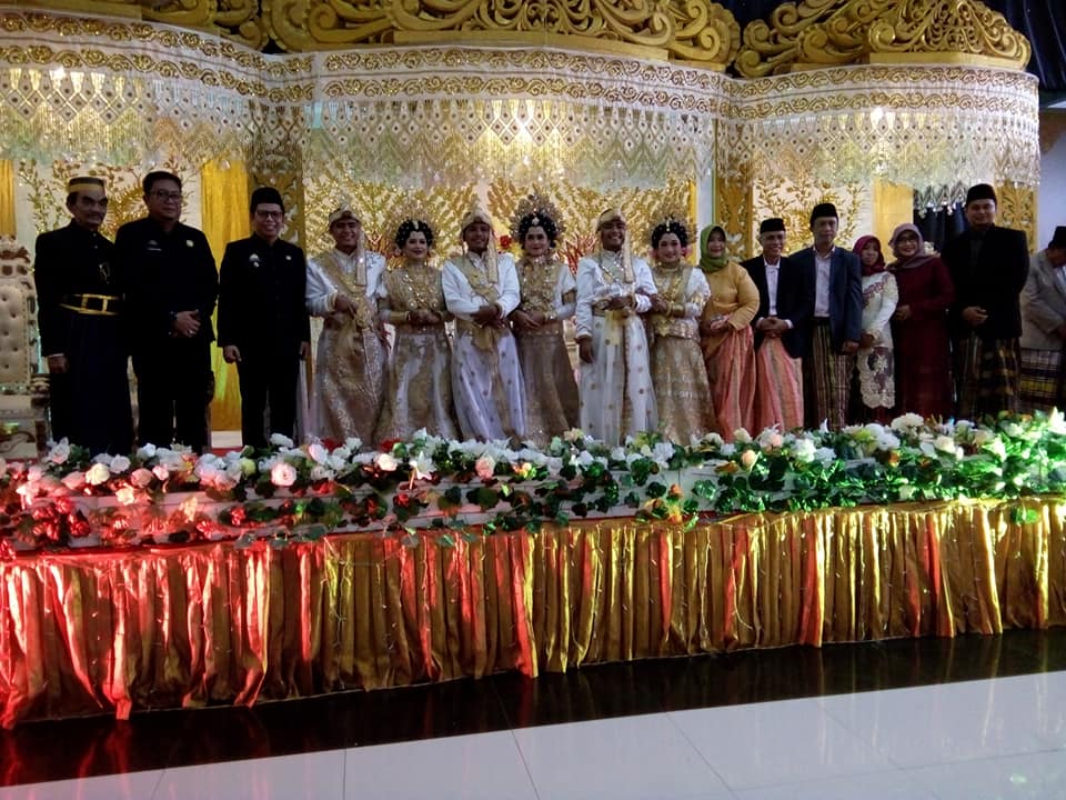 Viral tiga bersaudara kembar nikah bersamaan, pelaminannya heboh