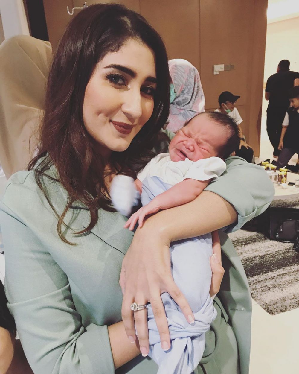 Jenguk istri Tommy Kurniawan melahirkan, Tania Nadira tuai pujian