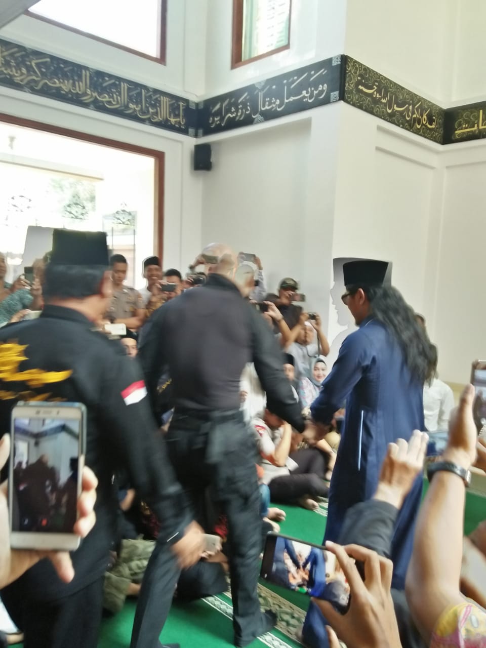 Momen Deddy Corbuzier menangis haru usai memeluk agama Islam