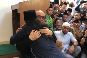 Momen Deddy Corbuzier menangis haru usai memeluk agama Islam
