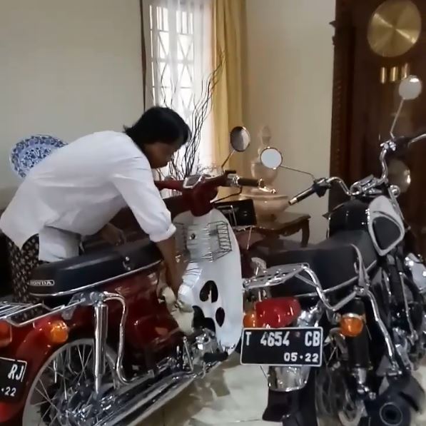 10 Penampakan rumah Mandra, halamannya luas abis