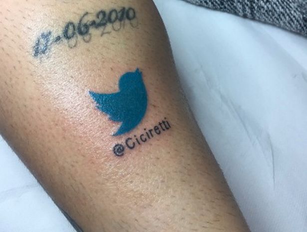 10 Pesepak bola ini punya tato berbentuk aneh, ada logo Twitter