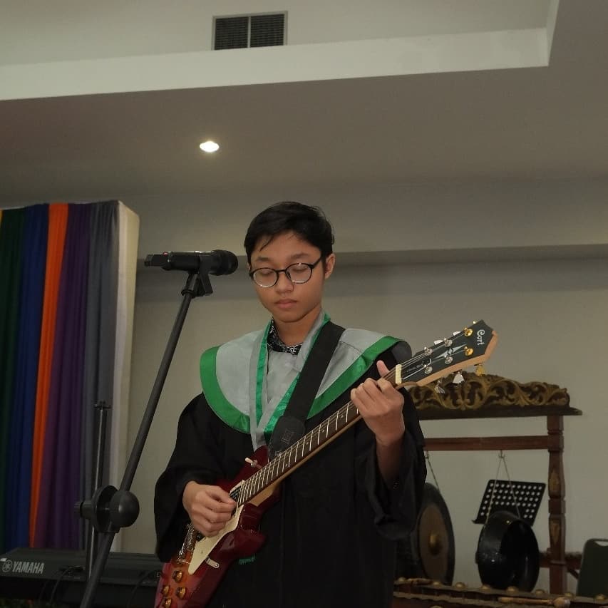 8 Momen Pasha Ungu dan Okie Agustina kompak hadiri wisuda anak