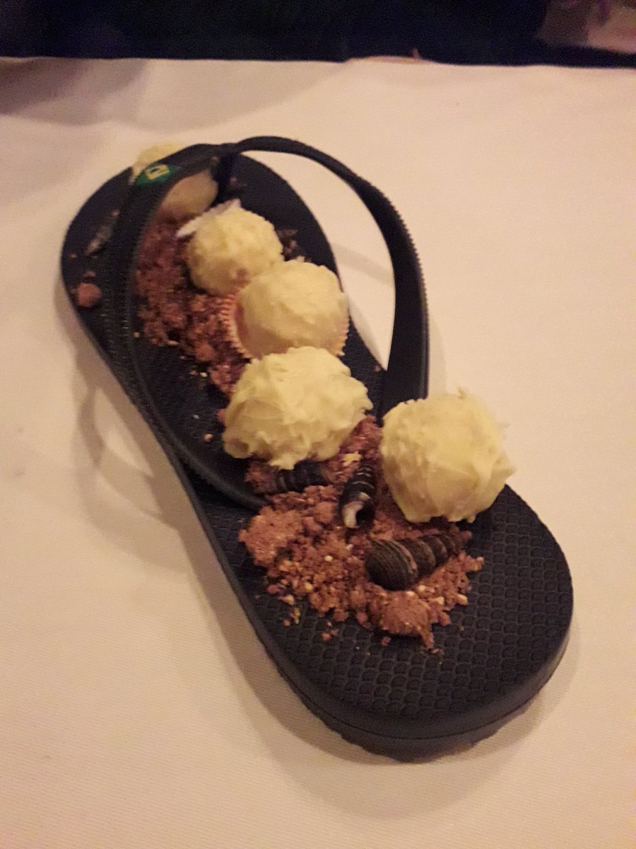 10 Cara penyajian makanan di sepatu ini bikin auto hilang selera