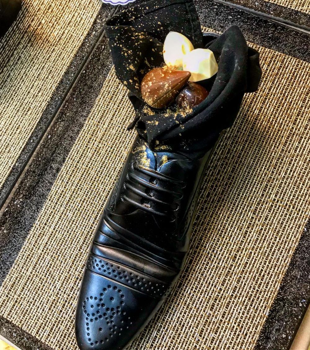 10 Cara penyajian makanan di sepatu ini bikin auto hilang selera