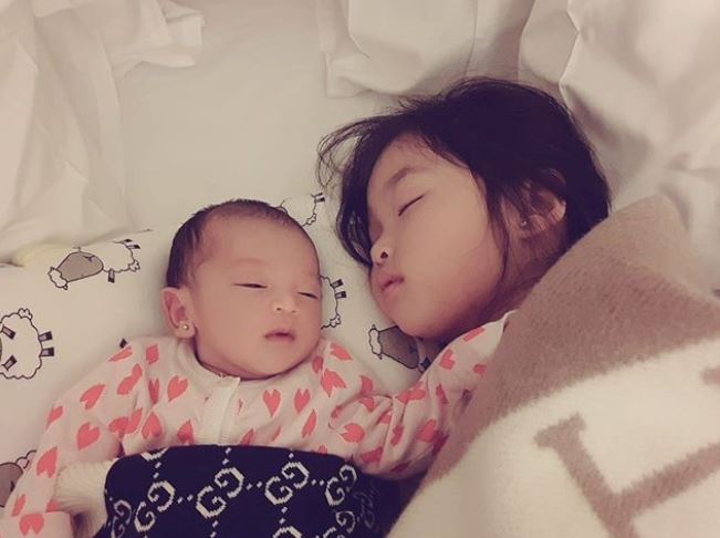 10 Potret kedekatan Thalia & Thania Onsu, kakak-adik yang bikin gemas