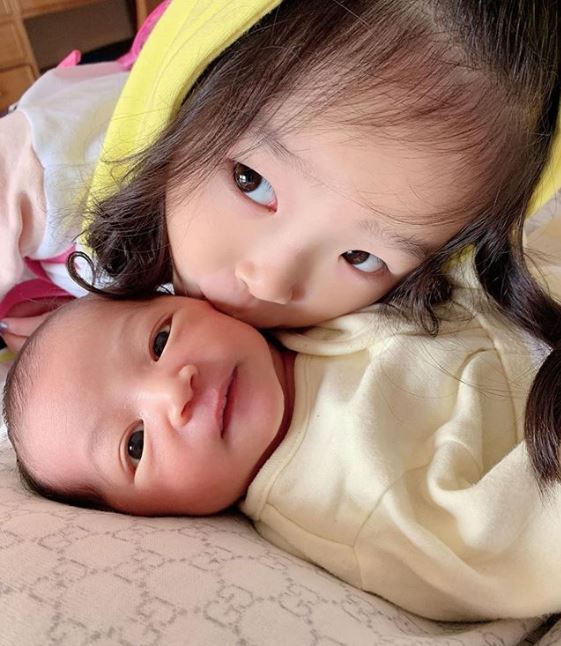 10 Potret kedekatan Thalia & Thania Onsu, kakak-adik yang bikin gemas