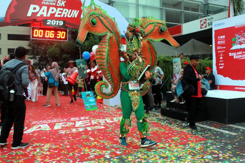 Begini keseruan lari sambil berbagi, ada yang pakai konstum unik lho