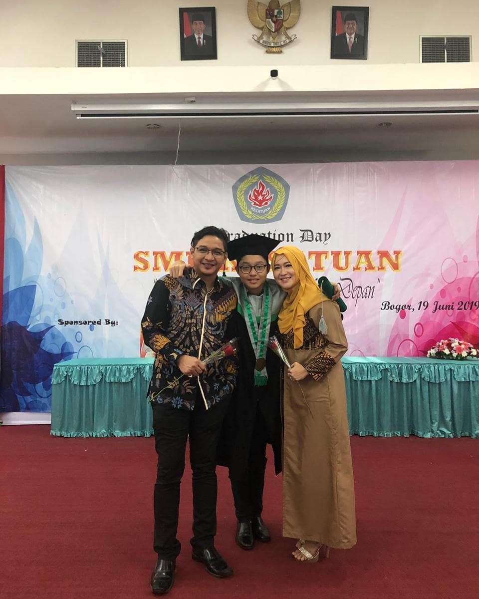 Momen 12 mantan pasangan seleb hadiri wisuda anak, banjir pujian