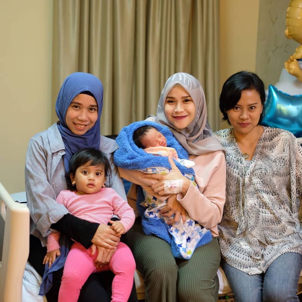 Momen 4 seleb jenguk istri mantan suaminya melahirkan, so sweet
