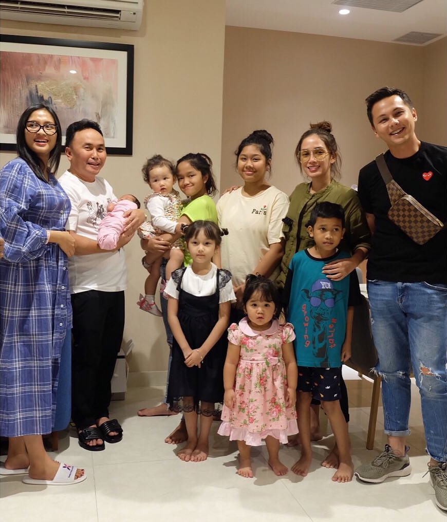 Momen 4 seleb jenguk istri mantan suaminya melahirkan, so sweet