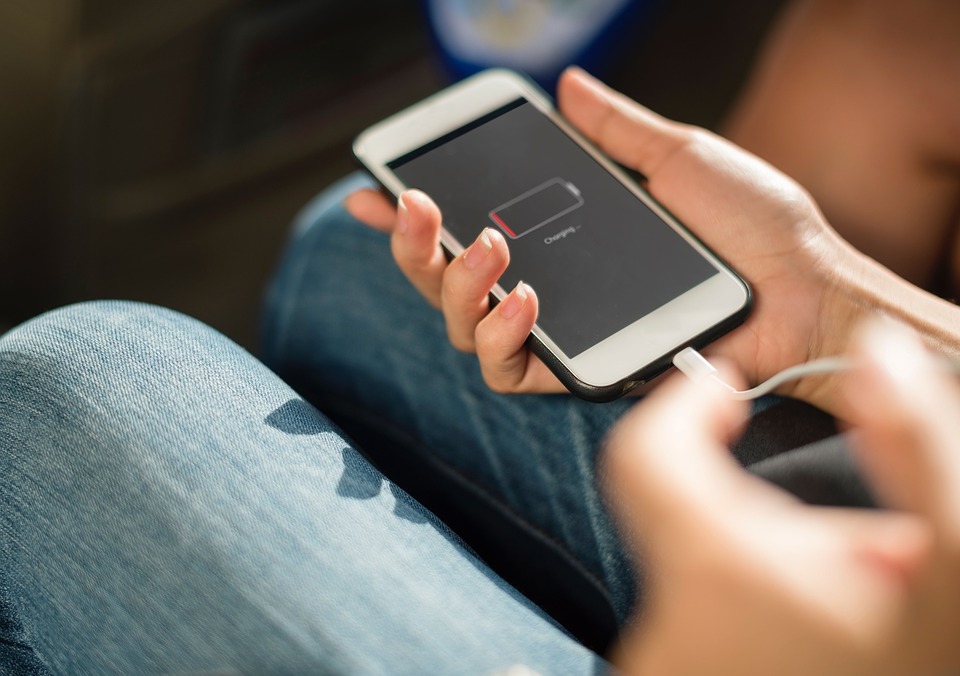 5 Cara mengisi baterai handphone yang benar agar tetap awet