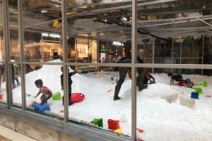 Mal di Jakarta ini hadirkan permainan salju selama libur sekolah