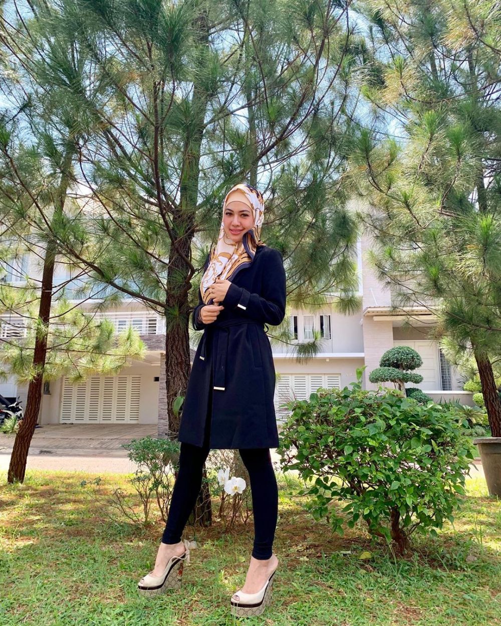 10 Potret Della Perez pakai hijab, gayanya cetar dan memesona