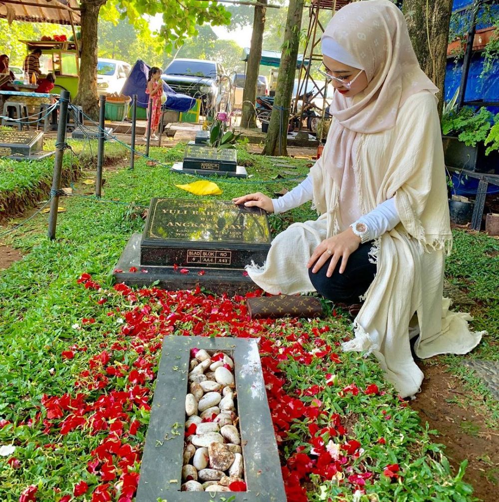 10 Potret Della Perez pakai hijab, gayanya cetar dan memesona