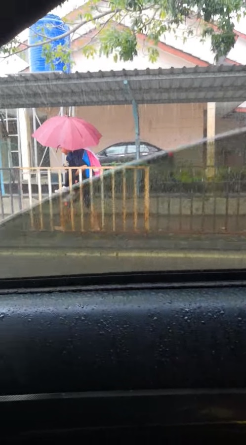 Kisah siswa gendong teman autis saat hujan ini bikin haru