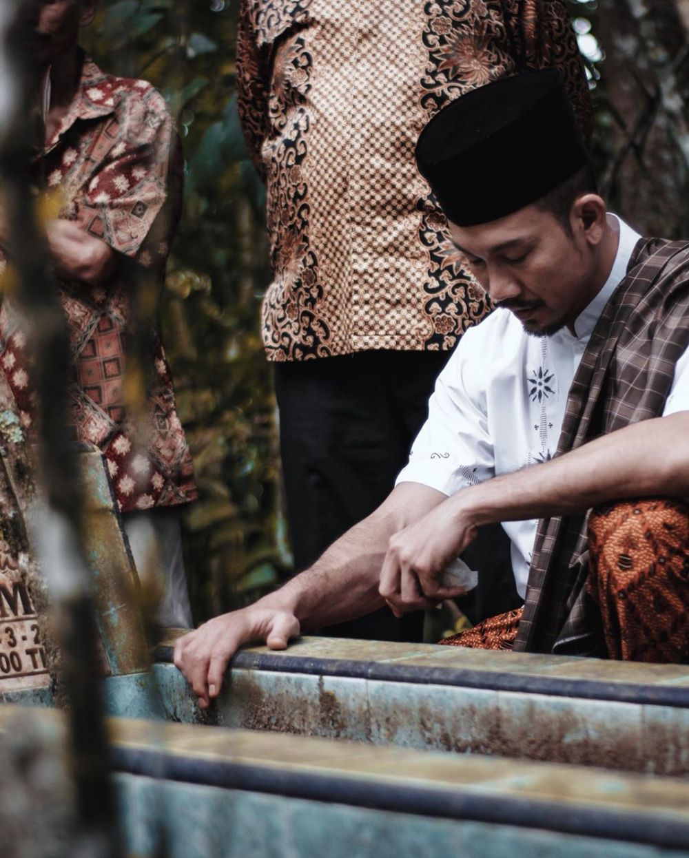 8 Momen Denny Sumargo raih gelar Datuk Minangkabau, tampil berpeci