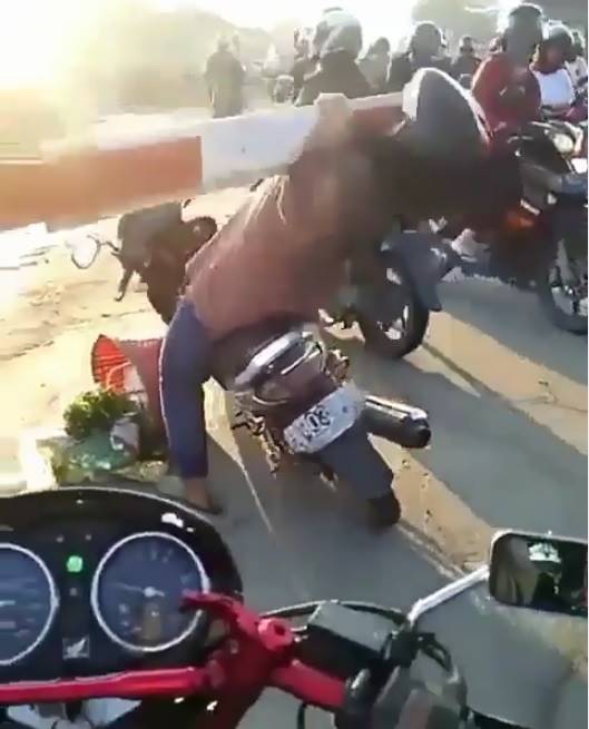 11 Momen apes pengendara motor di jalan raya, bikin ngelus dada