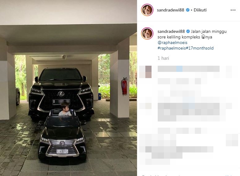 Anak Sandra Dewi jalan-jalan pakai mobil-mobilan, harganya fantastis