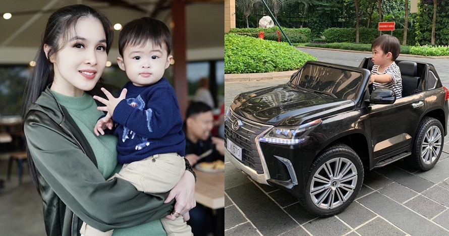 Anak Sandra Dewi jalan-jalan pakai mobil-mobilan, harganya fantastis