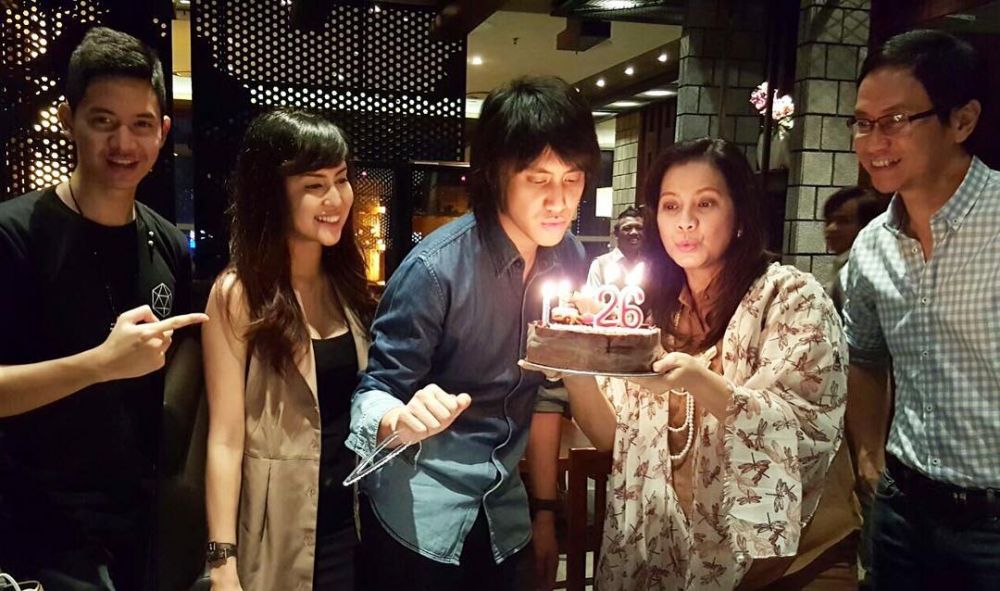11 Momen hangat Vicy bareng keluarga Kevin Aprilio, mantu idaman