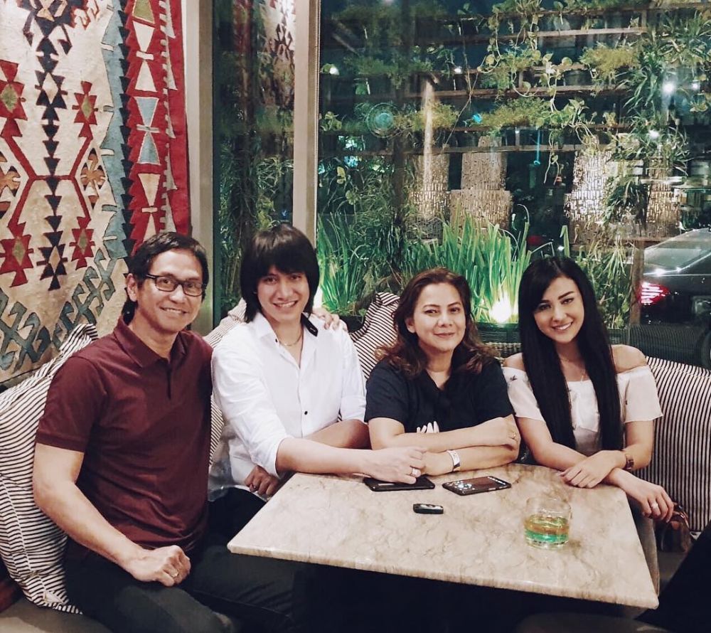 11 Momen hangat Vicy bareng keluarga Kevin Aprilio, mantu idaman