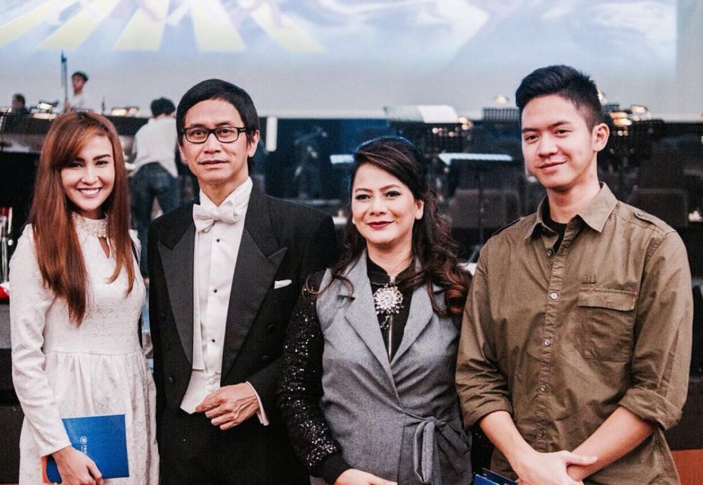 11 Momen hangat Vicy bareng keluarga Kevin Aprilio, mantu idaman