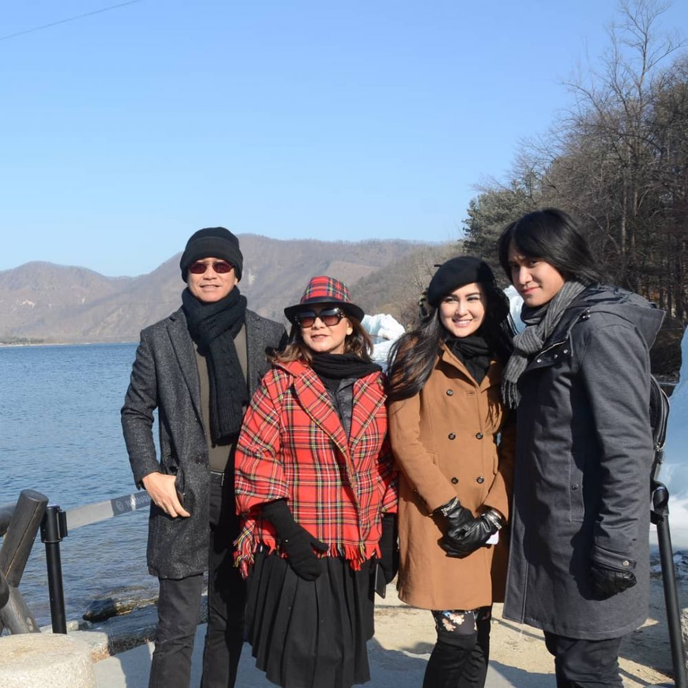 11 Momen hangat Vicy bareng keluarga Kevin Aprilio, mantu idaman