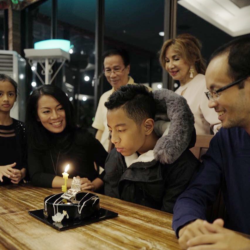 11 Tahun menikah, ini 12 potret keharmonisan keluarga Dewi Lestari