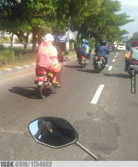 12 Tingkah lucu orang asal pakai helm ini bikin ketawa