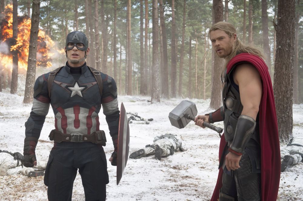 8 Momen kedekatan Chris Evans dan Chris Hemsworth, bromance Marvel