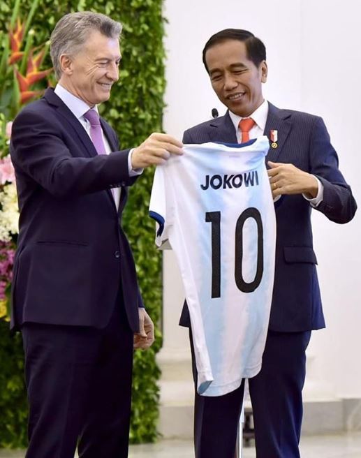  Momen Jokowi dapat jersey 'Lionel Messi' dari Presiden Argentina