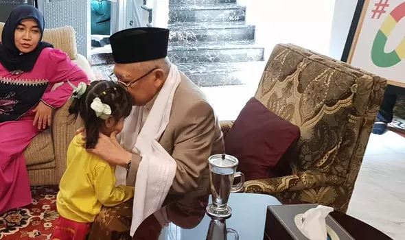 10 Momen Ma'ruf Amin momong cucunya yang cantik