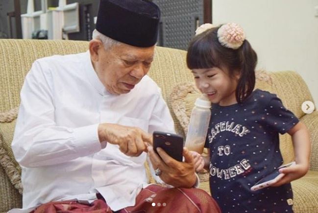 10 Momen Ma'ruf Amin momong cucunya yang cantik