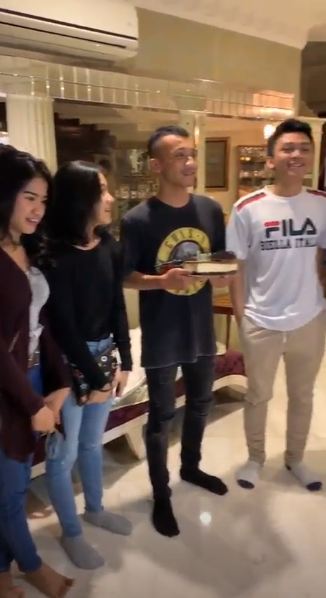 7 Momen kejutan ulang tahun Azriel Hermansyah