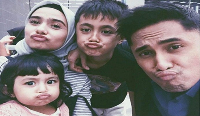 Jadi orangtua sambung, 5 seleb ini disebut mirip anak tirinya