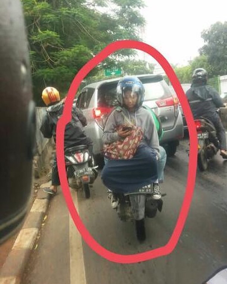 12 Potret lucu driver ojek online serba salah boncengin pelanggan
