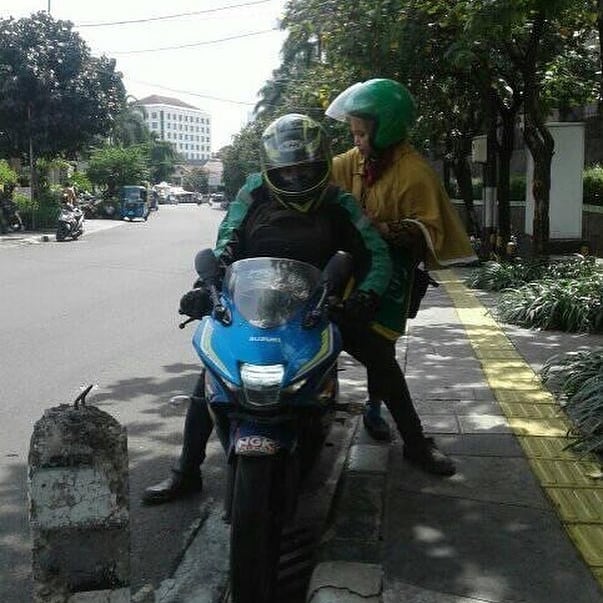 12 Potret lucu driver ojek online serba salah boncengin pelanggan