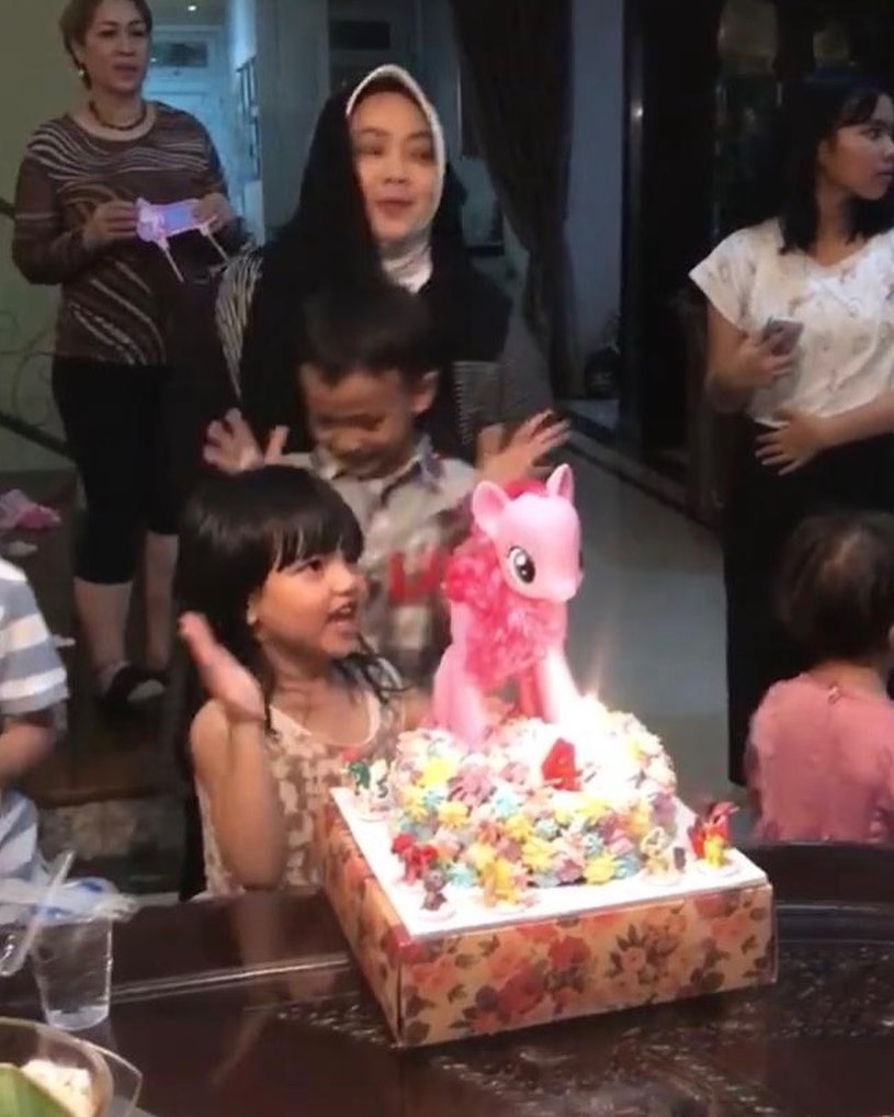 Sedih tak bisa rayakan ultah anak, ini ungkapan haru Tsania Marwa