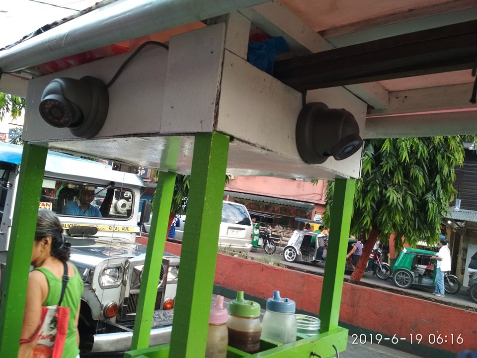 Gerobak penjual gorengan ini dipasangi CCTV, alasannya bikin sedih