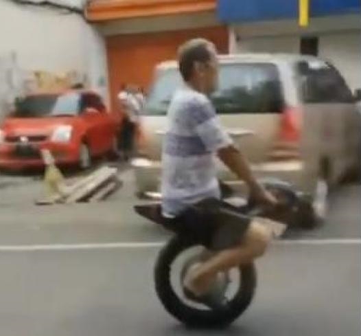 12 Potret lucu orang terlalu santai ini bikin tepuk jidat