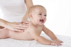 Cara menjaga kulit bayi agar tetap lembab saat musim panas