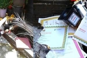 Kecewa sistem zonasi, siswa ini nekat bakar piagam penghargaan