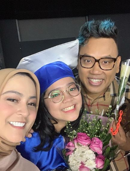 9 Momen haru wisuda Cinta Kuya, Uya Kuya sampai tahan tangis