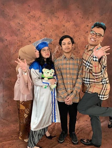 9 Momen haru wisuda Cinta Kuya, Uya Kuya sampai tahan tangis