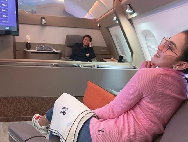 Syahrini tata tempat tidur pesawat untuk posisi yang 'paripurna'