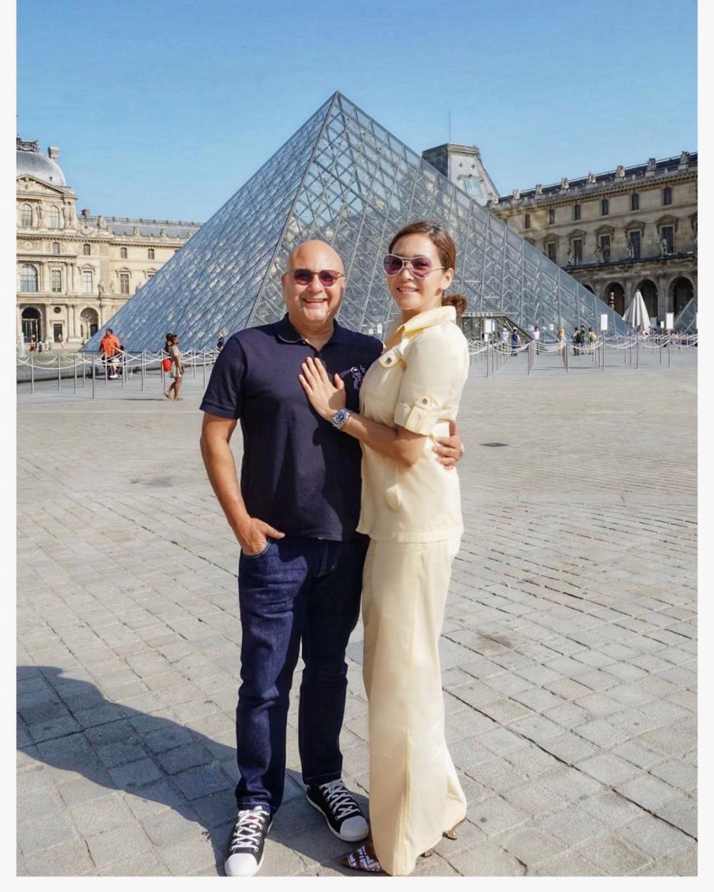 Unggah foto peluk suami di pesawat, pose Maia Estianty curi perhatian
