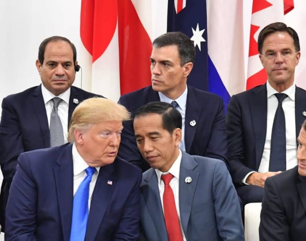 Foto bareng pemimpin dunia KTT G20, kancing jas Jokowi jadi sorotan