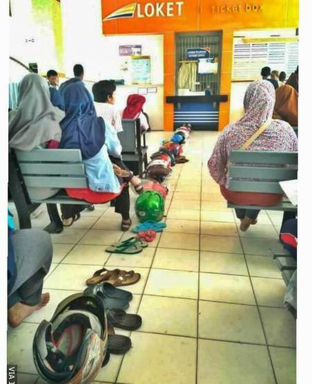 8 Cara orang menunggu antrean ini bikin tepuk jidat